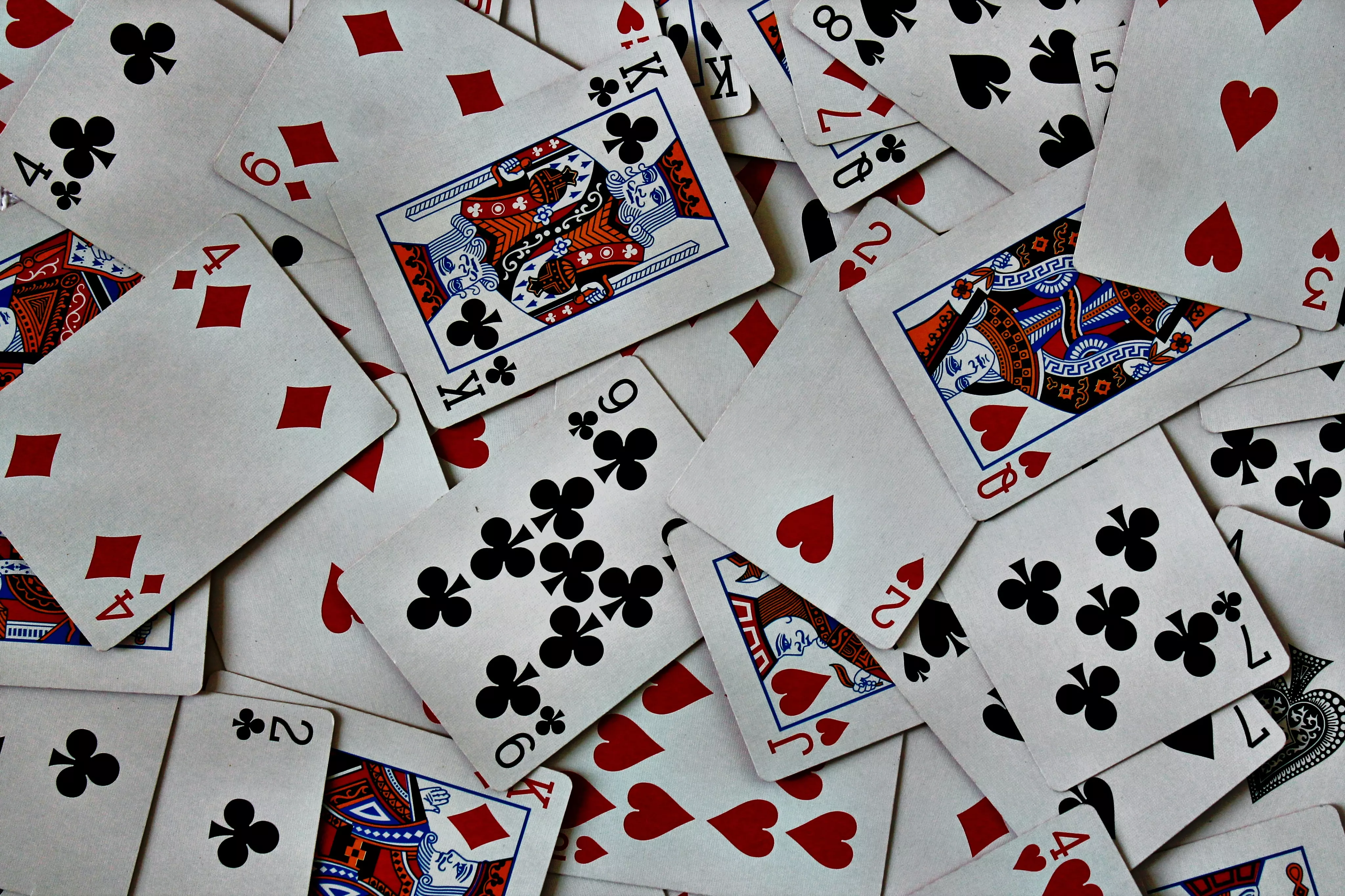 Игры в карты на 4 человек. Карточные игры. Карты игровые. Азартные карты. Карты игральные азартные.